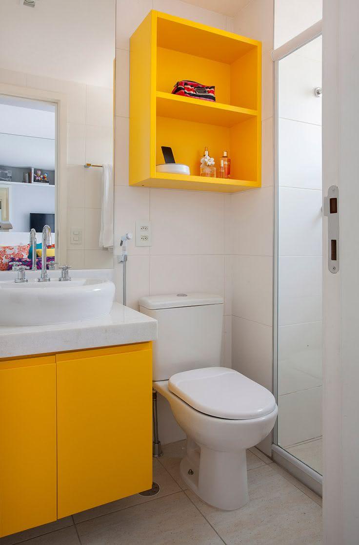 Banheiro com decoração amarela.