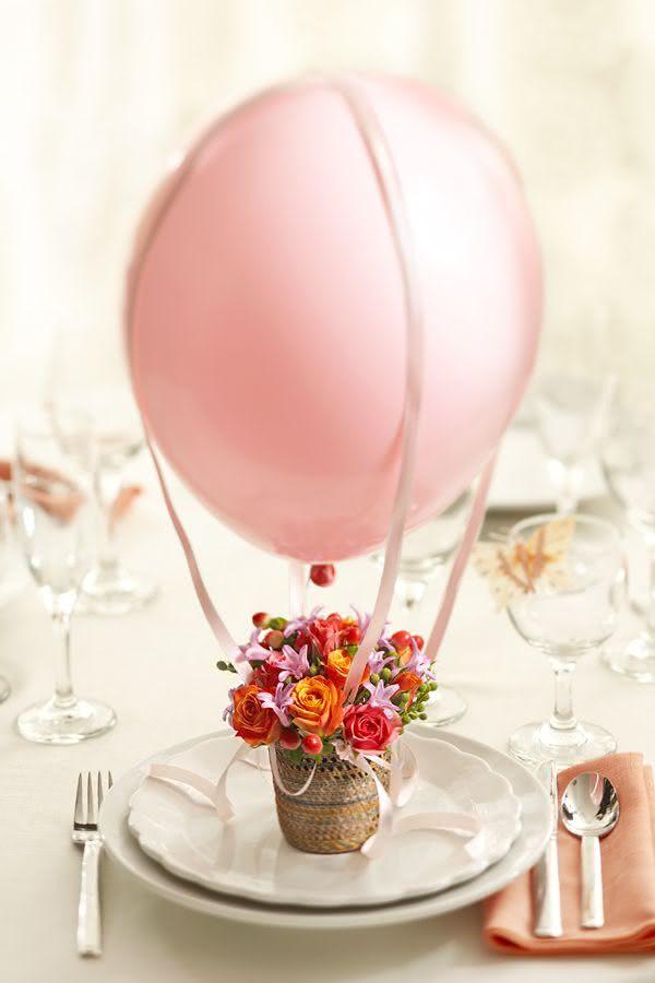 Decoração com balão na mesa de jantar de batizado.