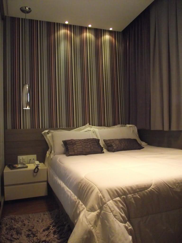 Quarto de casal pequeno com papel de parede