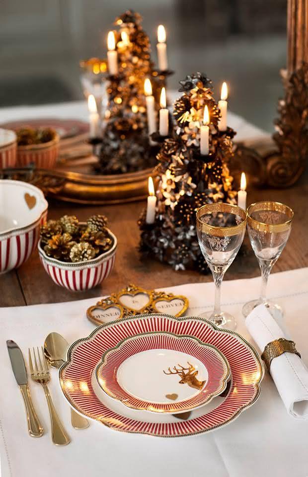 Mesa de Natal com velas embutida nos pinos