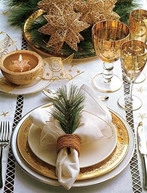 Mesa de Natal com jogo de jantar dourado