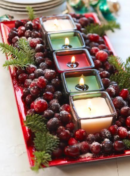 Mesa de Natal com bandeja de uvas e velas