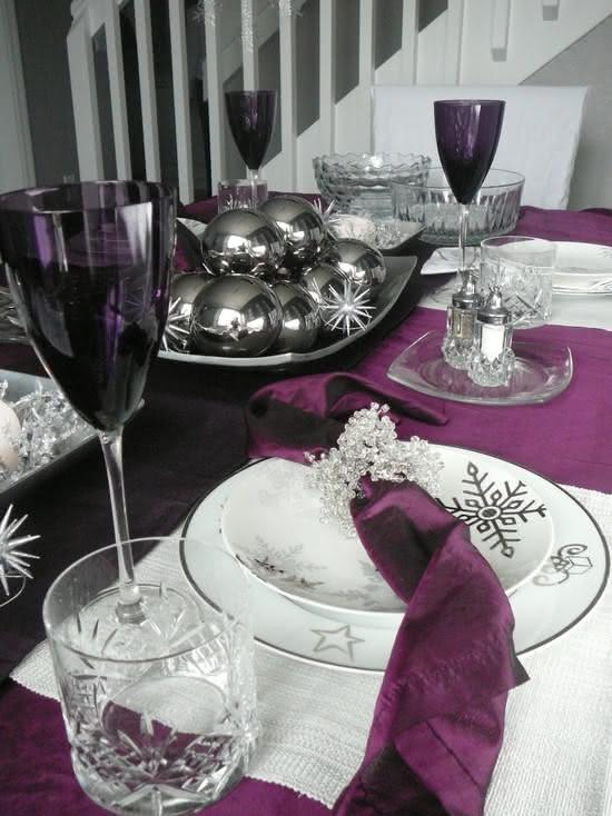 Mesa de Natal com decoração roxa