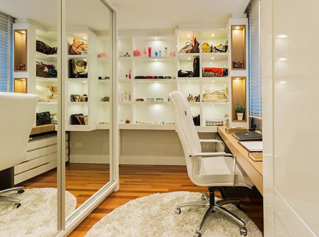 Closet e home office integrados.