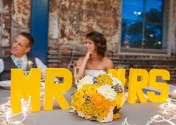 Decoração de casamento na cor amarela