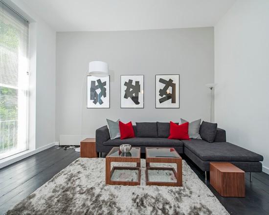 The composition of the gray sofa with the wooden tables gave up the room!