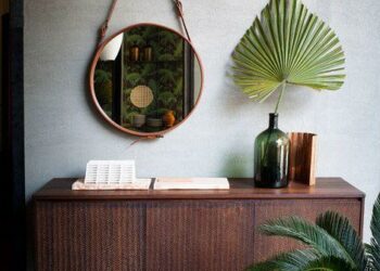 Aparadores com espelho na parede