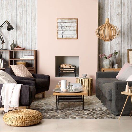 O rosa claro da parede combina com as almofadas