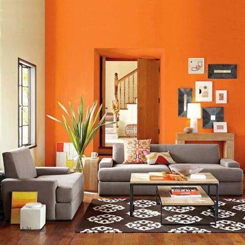 O sofá cinza em contraste com o laranja se fez de forma correta.