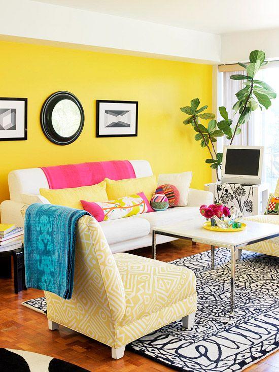 A composição de quadros deu o charme a mais para a parede amarela.