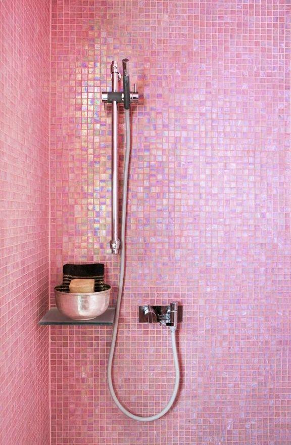 O banheiro com pastilhas rosa com acabamento cintilante demonstram bem a personalidade da moradora.