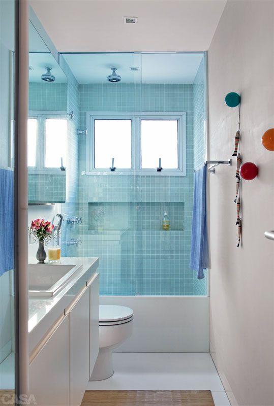 Banheiro com pastilhas de vidro: um banheiro com estilo clássico também pode ganhar o revestimento.