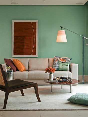 O verde oliva é ideal para uma sala moderna.