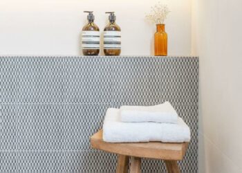 Nichos para banheiros: como escolher e ideias para decorar esse ambiente