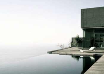 Piscina com borda infinita: como funciona e projetos para se inspirar