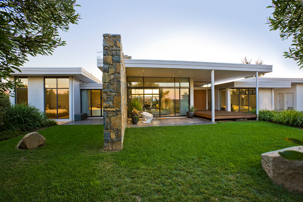 A beautiful single storey house in a private location allows the use of glass on the facade