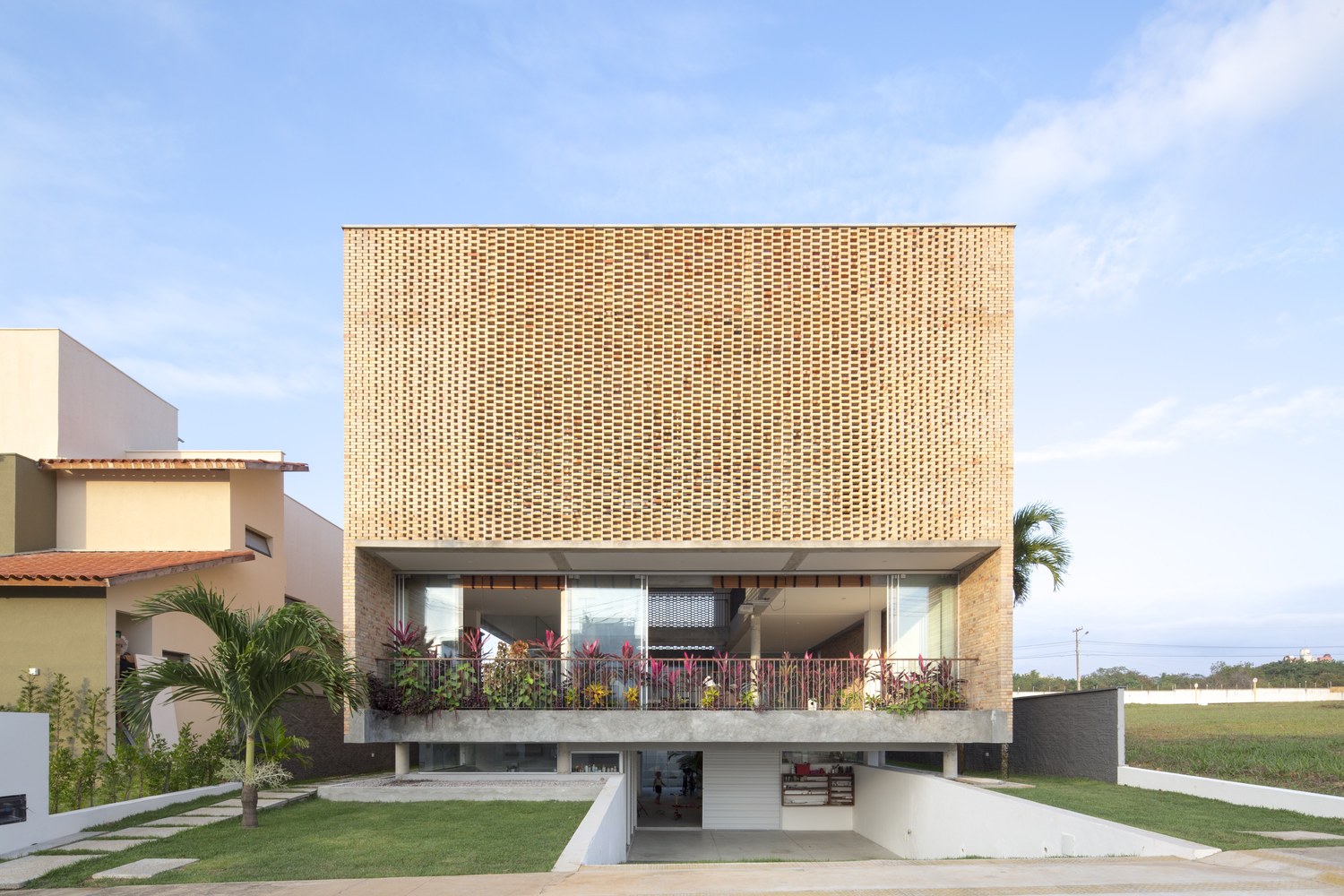 The composition of the bricks allows an opening in the facade of this beautiful house.