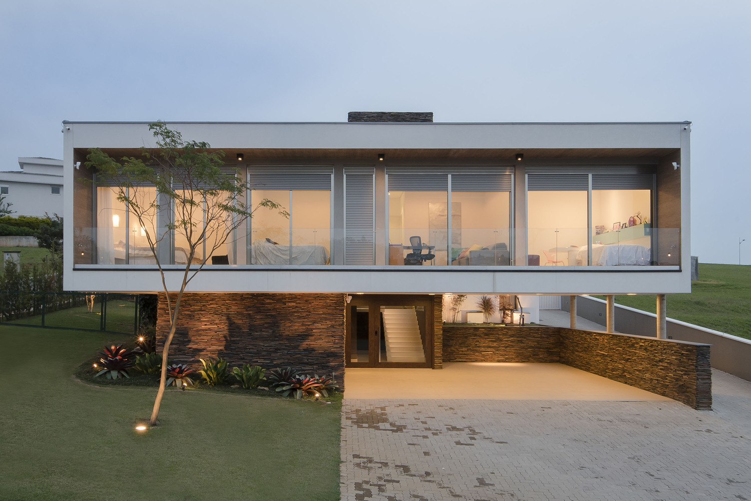 In this project, the volume of the upper floor is the highlight.  On the ground floor, stones complement the wall cladding