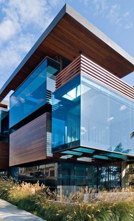 Volumes in glass and wood cubes highlight the house