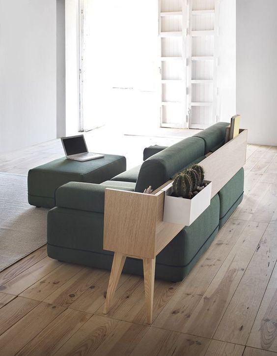Colocar uma mesa ou apoiador estreitos atrás do sofá é uma ótima maneira de transformá-los na peça central da sua sala.