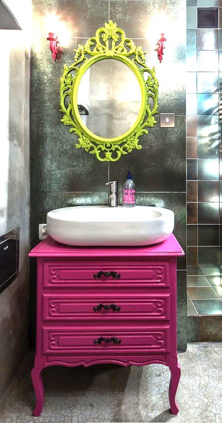 O espelho com moldura colorida deu toda graça a esse banheiro alegre e jovial!
