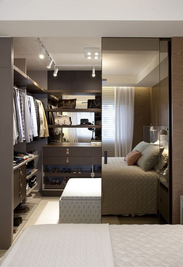 Aproveite para separar o closet do quarto com uma porta espelhada dos dois lados!