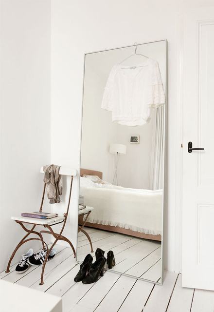 Despojado e solto na parede, o espelho faz o papel essencial para essa decoração minimalista!