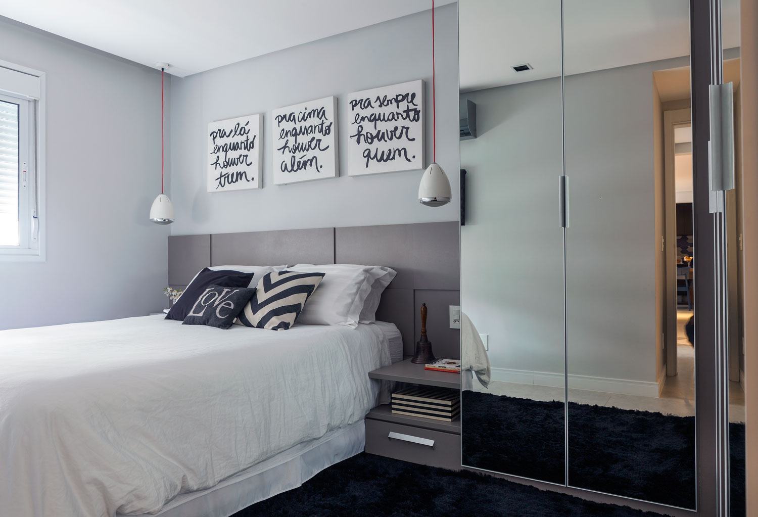 A composição das cores com o espelho do armário formou um quarto moderno e elegante!