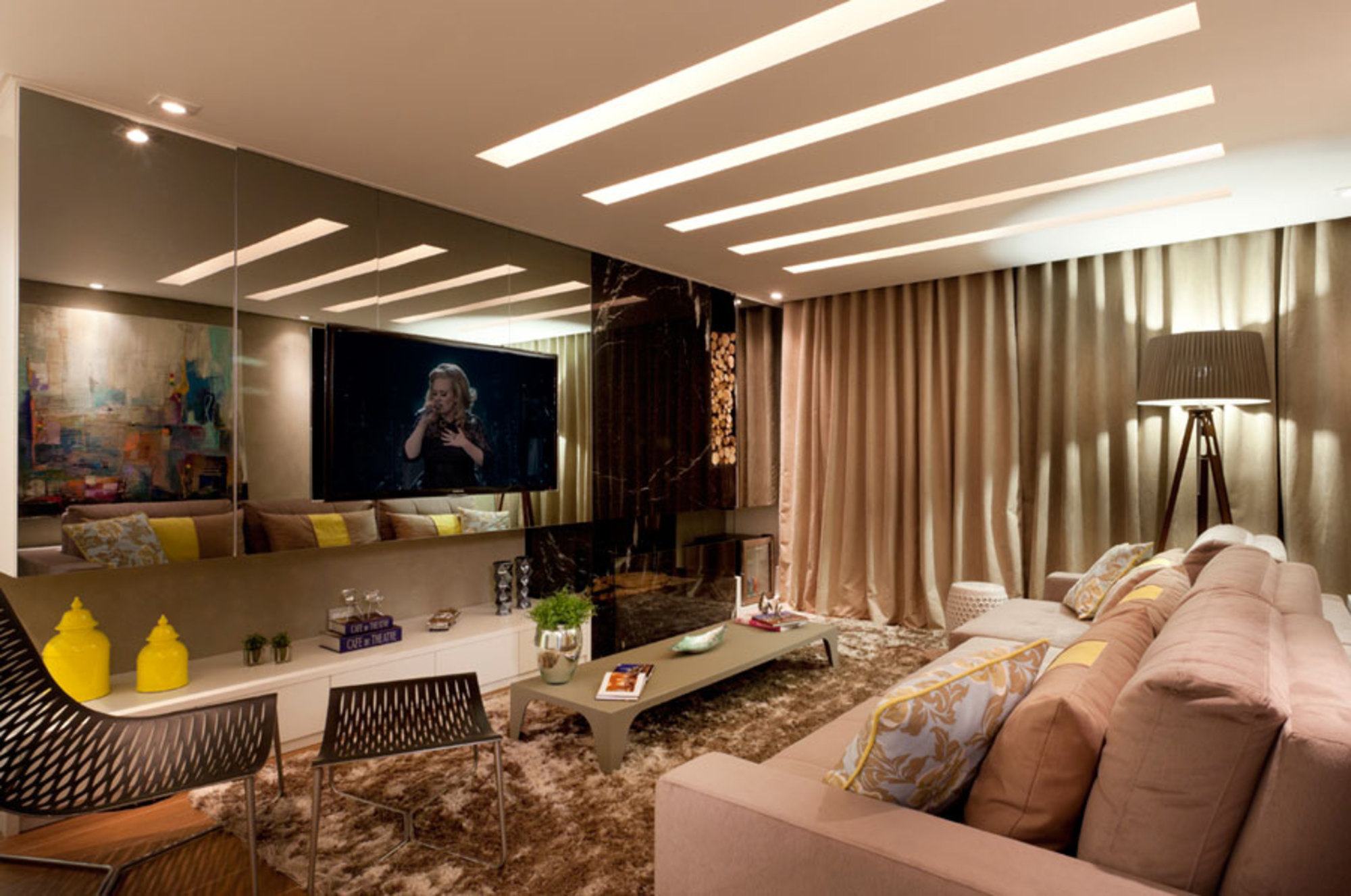Painel espelhado com a Tv embutida é uma proposta moderna e elegante para a sala de estar