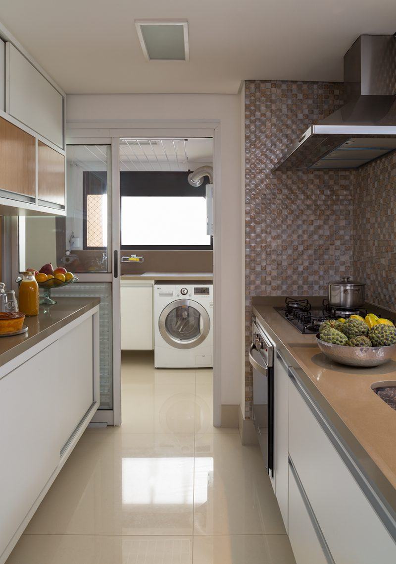 Móveis funcionais para cozinha com lavanderia pequena