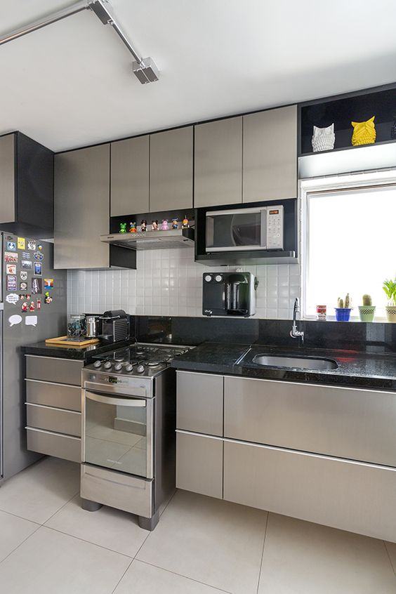 Cozinha com parede cinza e armários brancos