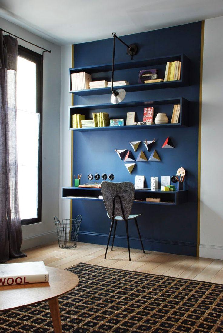 Prateleiras e nichos são bem-vindos em um home office, pois ajuda na organização de livros e objetos