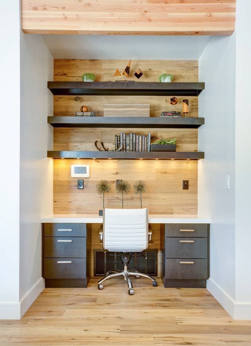 No lugar de um grande armário, esse espaço recebeu um home office pequeno e completo
