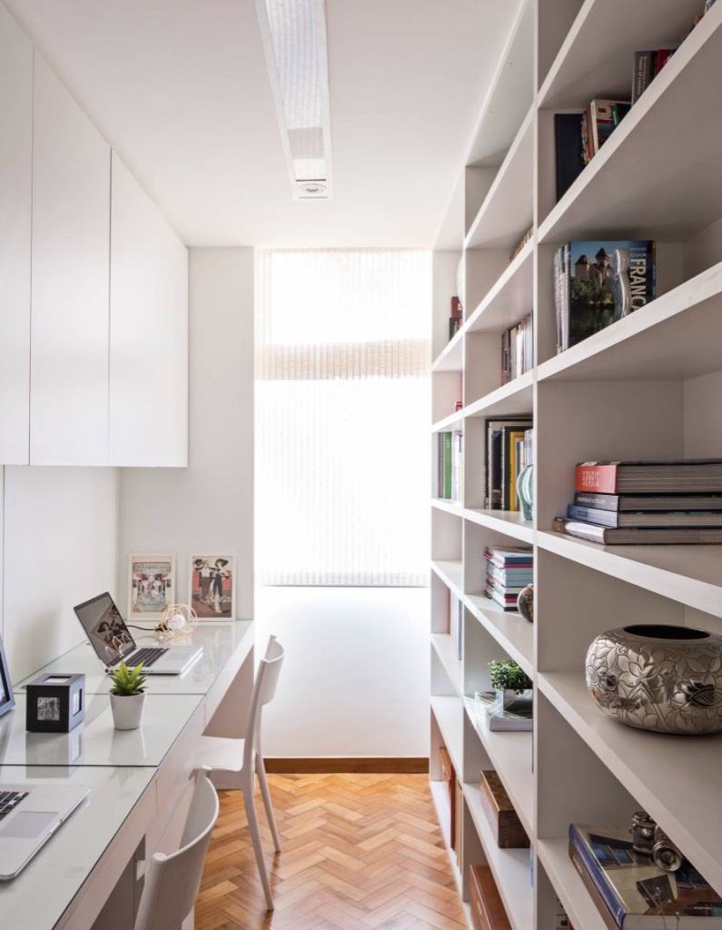 Para quem pretende uma mesa longa, pode optar por um home office estilo corredor