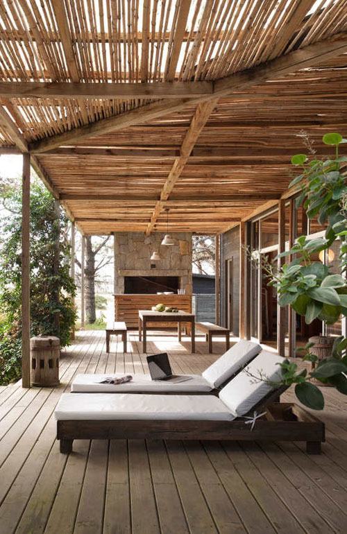 Insira um deck de madeira para compor com o pergolado de bambu