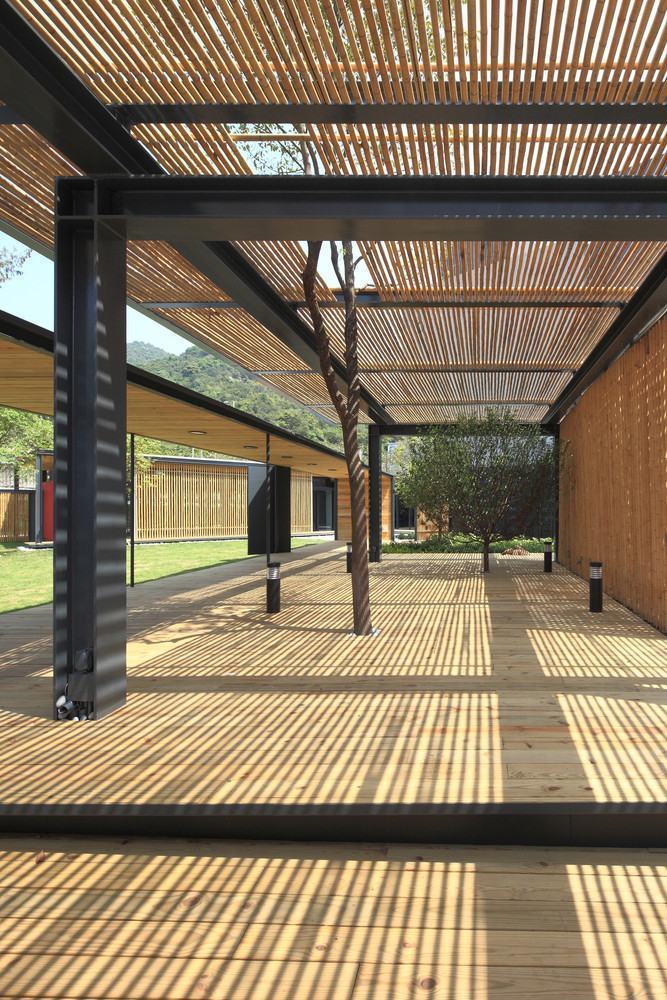 Uma proposta muito comum é utilizar a pérgola de bambu para fazer corredores ou entrada, na qual pode fazer uma junção com a própria residência