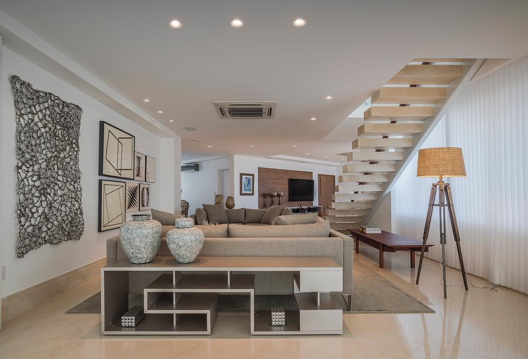Sala com escada e parede de quadros