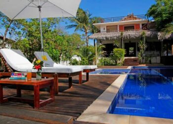 Piscina com deck: 60 ideias incríveis para inspirar seu novo projeto