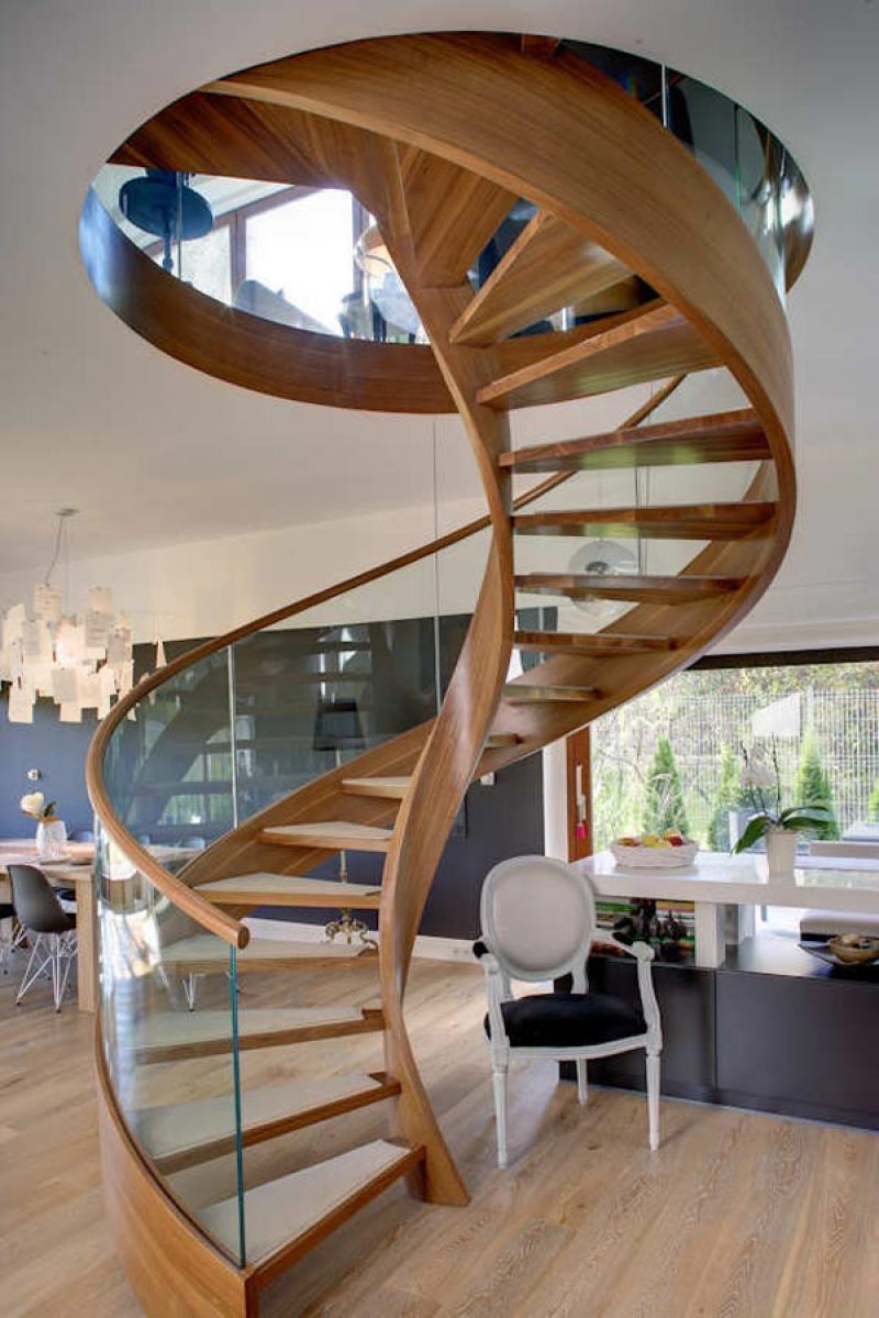 Escada caracol: A madeira é ideal para ser utilizada em ambientes internos