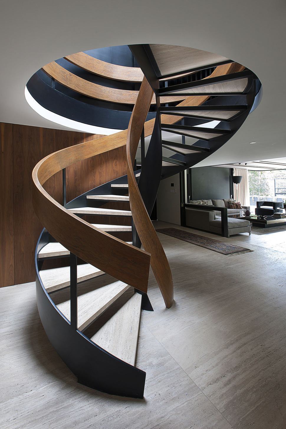 Escada caracol: fazer um mix de materiais é sinal de modernidade e elegância no ambiente