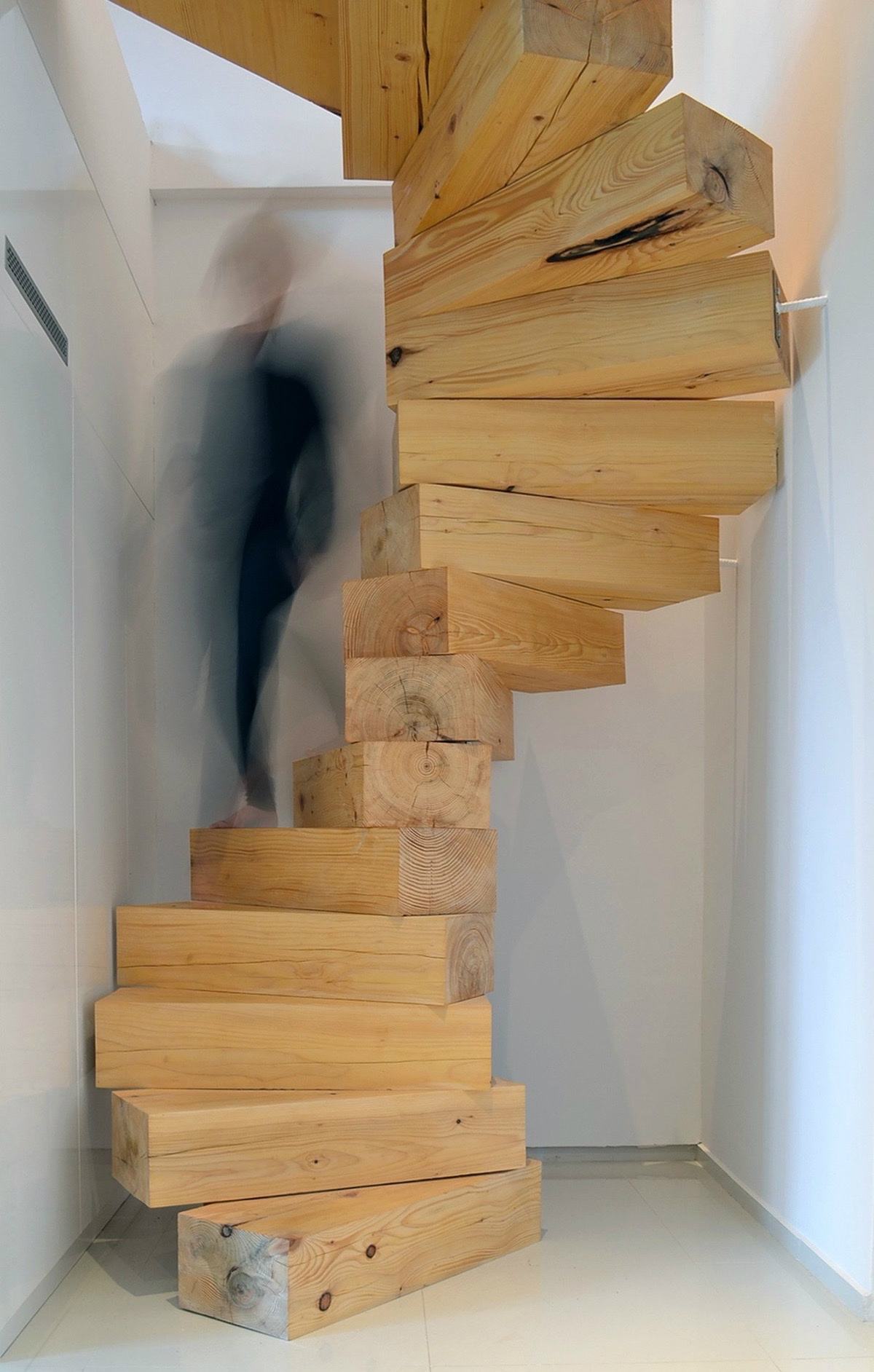 Escada caracol com degraus de madeira