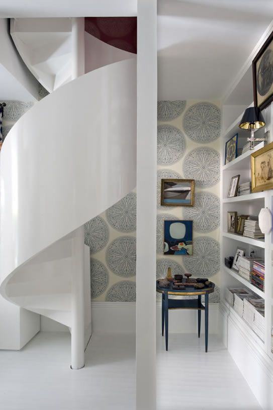 Para equilibrar o design arrojado da escada, a opção é inserir uma cor que camufle no ambiente
