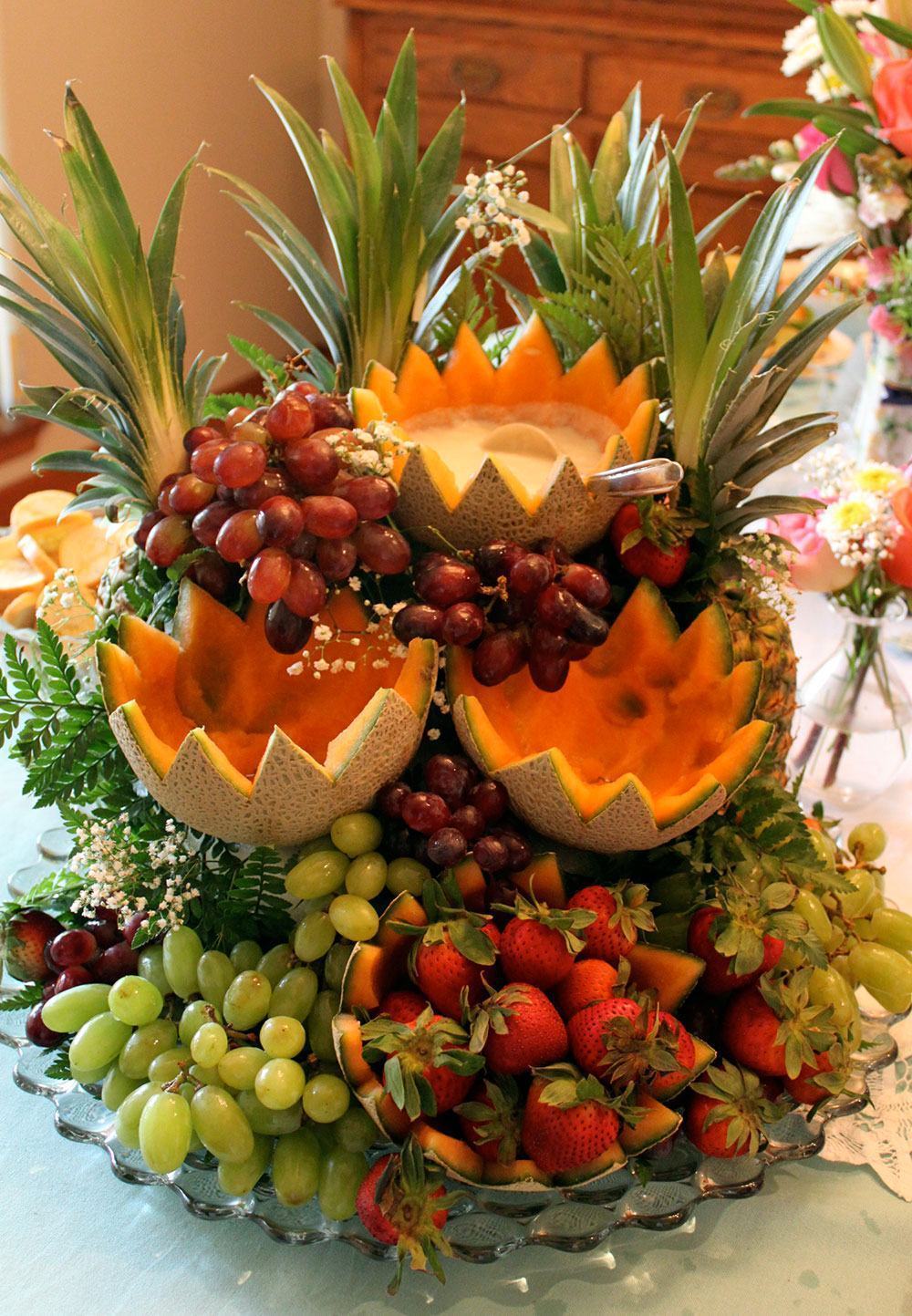 Monte um arranjo de frutas para decorar a mesa.