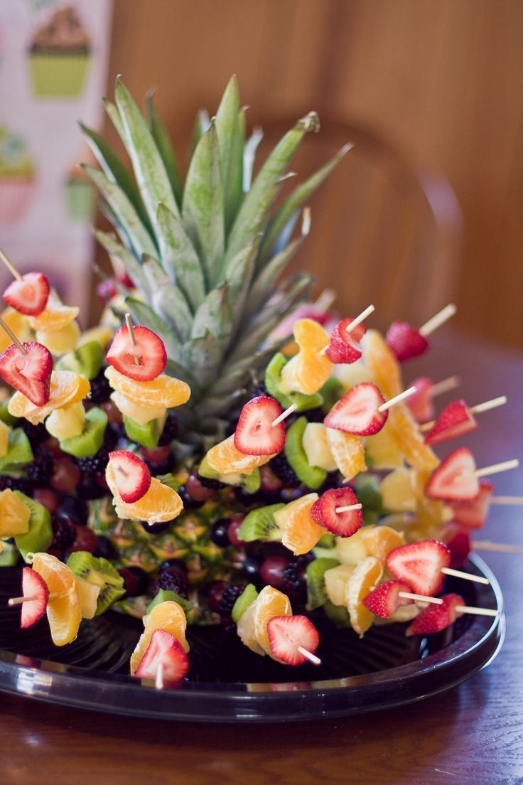 Fazer um espeto com frutas variadas é uma ótima opção para deixar a mesa colorida.