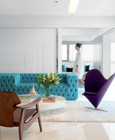 Aposte em um piso totalmente branco e com brilho que permite um visual moderno e elegante na sala de estar.