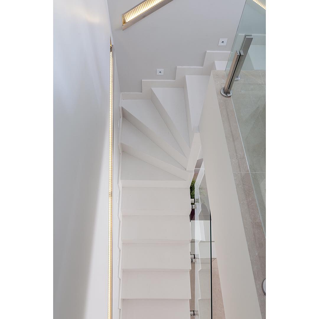 Opte por uma escada moderna que garanta um visual elegante na residência.