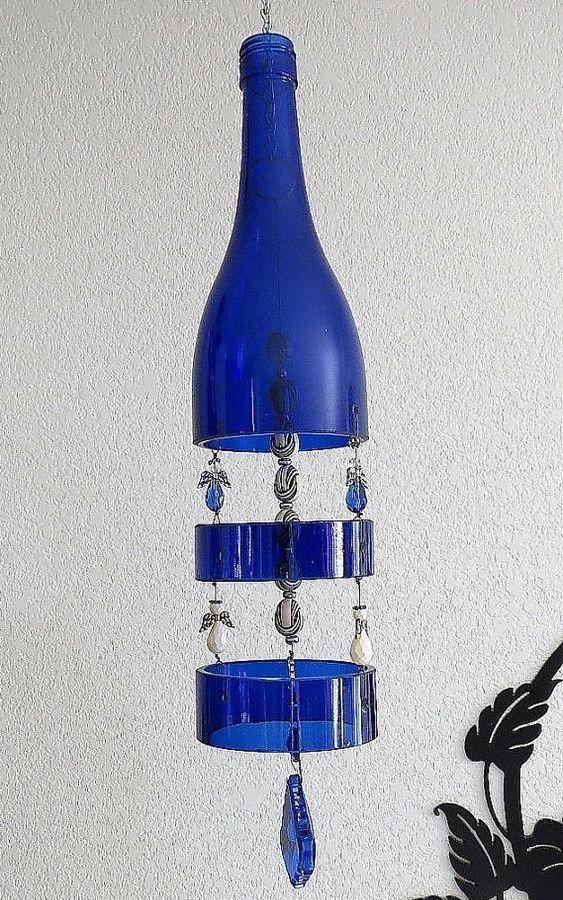 Penduricalho feito com garrafa de vidro azul.