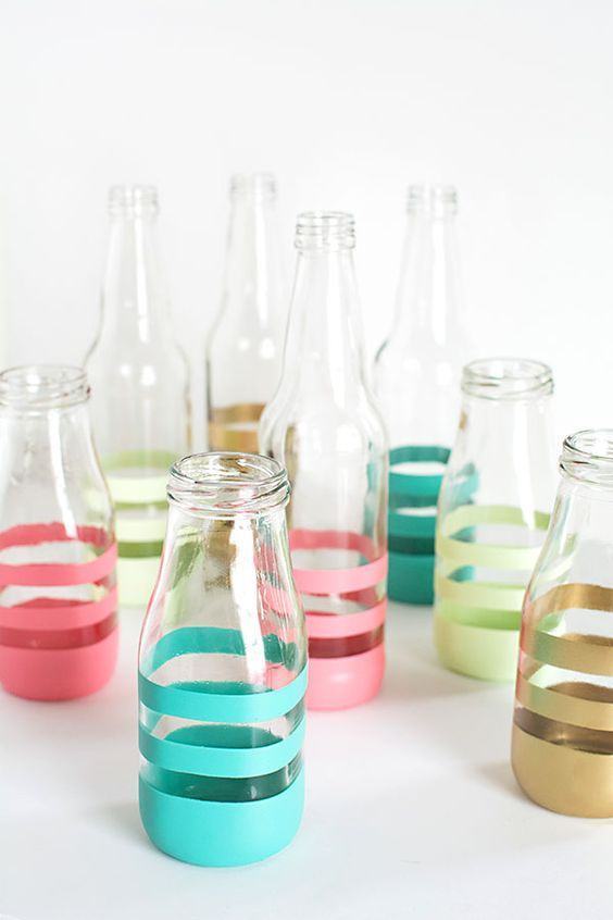 Potes de garrafa de vidro com listras coloridas.