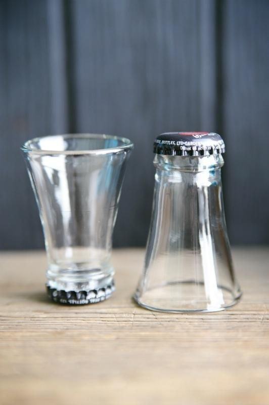 Que tal criar um pequeno copo de cachaça com o topo de uma garrafa de refrigerante?
