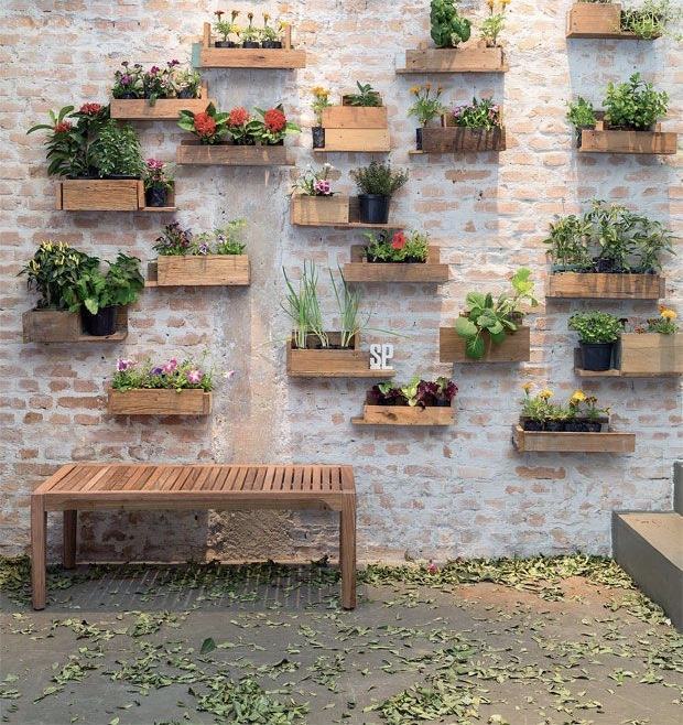 Reutilize as caixas de feira para montar um jardim na parede.